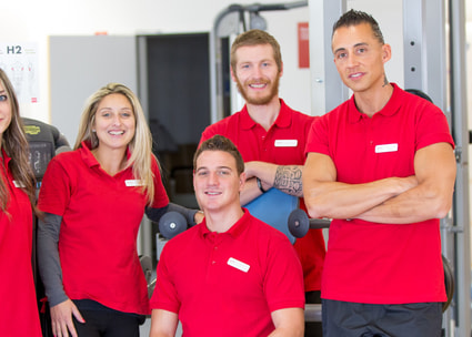 Gruppenfoto von Mitarbeitern im Fitnesscenter Gruppenfoto von Mitarbeitern im Fitnesscenter